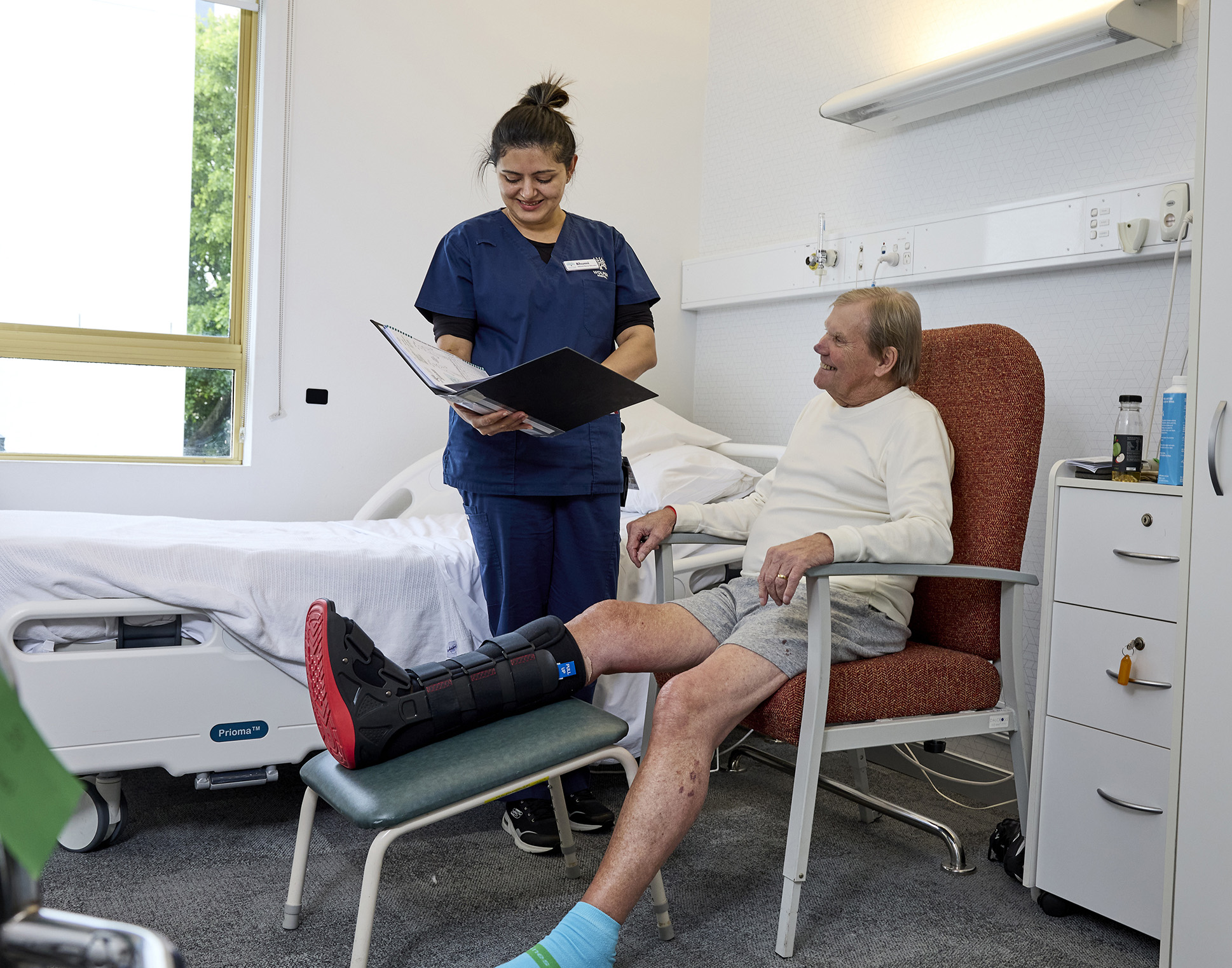 9307-wolper-20699-1 man sitting down with injured leg